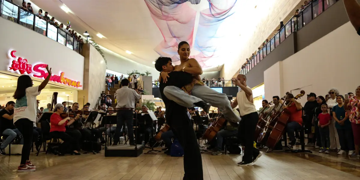 VIDEO. La Orquesta Sinfónica de Sinaloa toma Plaza Fórum con Flash Mob cultural.