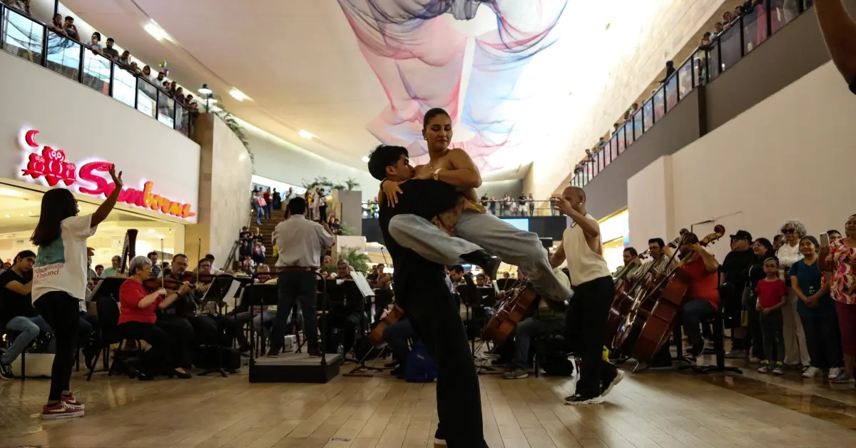 VIDEO. La Orquesta Sinfónica de Sinaloa toma Plaza Fórum con Flash Mob cultural