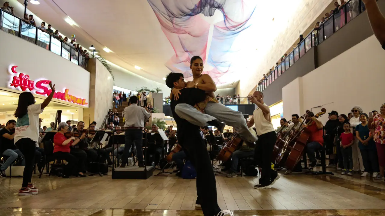 VIDEO. La Orquesta Sinfónica de Sinaloa toma Plaza Fórum con Flash Mob cultural.