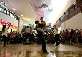 VIDEO. La Orquesta Sinfónica de Sinaloa toma Plaza Fórum con Flash Mob cultural