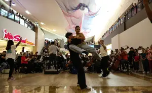 VIDEO. La Orquesta Sinfónica de Sinaloa toma Plaza Fórum con Flash Mob cultural