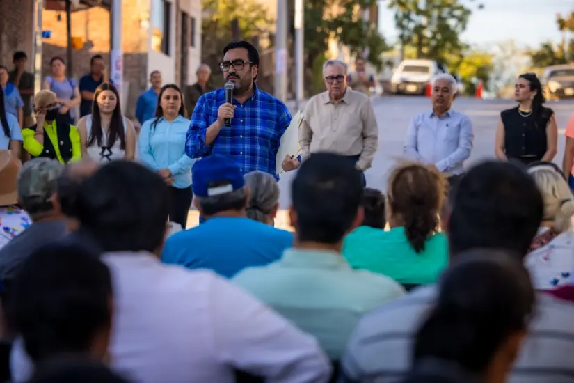 El alcalde de Culiacán, Juan de Dios Gámez Mendivil, hizo entrega de las nuevas calles pavimentadas en la colonia Buenos Aires. Foto: cortesía. El alcalde de Culiacán, Juan de Dios Gámez Mendivil, hizo entrega de las nuevas calles pavimentadas en la colonia Buenos Aires. Foto: cortesía.