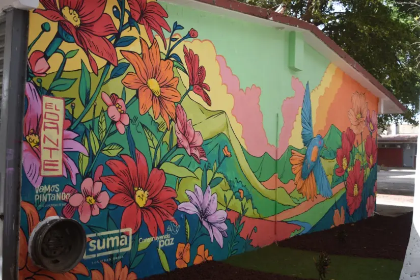Pintan murales en memoria de Danna en la Secundaria Federal No. 4 en Culiacán Los dos murales que ahora brillan en las paredes del plantel son en memoria de Danna Sofía. Foto: Lino Ceballos