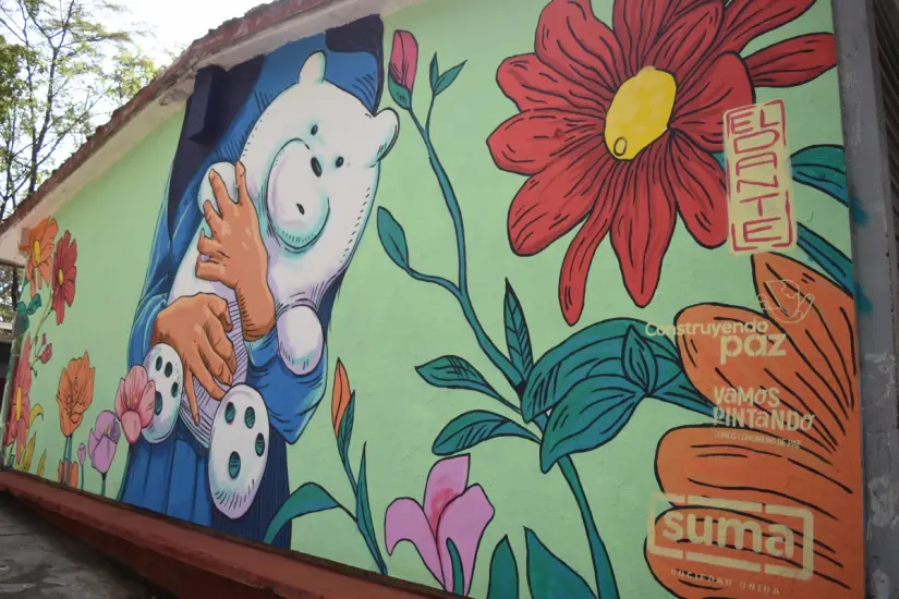 Pintan murales en memoria de Danna en la Secundaria Federal No. 4 en Culiacán En uno de los murales, una niña abraza un oso de peluche, el juguete favorito de Danna. Foto: Lino Ceballos