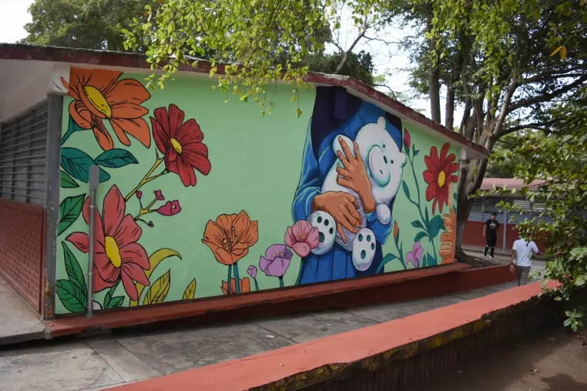 Pintan murales en memoria de Danna en la Secundaria Federal No. 4 en Culiacán Compañeros de Danna ayudaron a pintar los murales en homenaje a la estudiante. Foto: Lino Ceballos