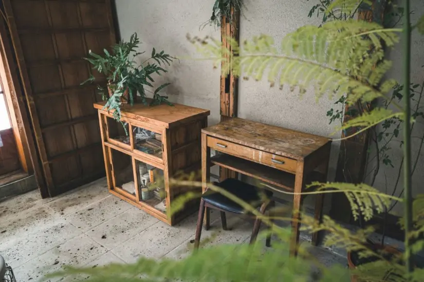 No eres un mueble olvidado, sino la oportunidad de brillar con lo que trae tu estuche