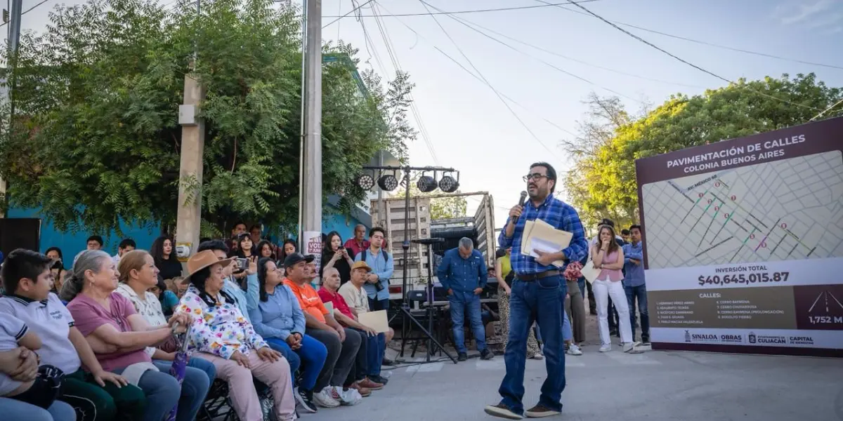 El gobernador Rubén Rocha Moya y el alcalde Juan de Dios Gámez Mendívil, hicieron entrega de las nuevas calles pavimentadas y mejoradas en la colonia Buenos Aires. Foto: Cortesía.