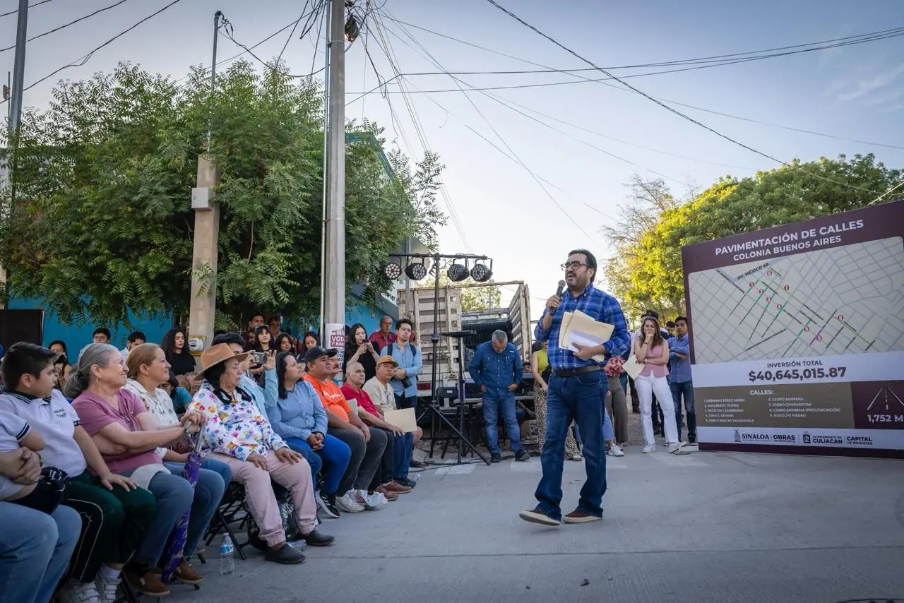 El gobernador Rubén Rocha Moya y el alcalde Juan de Dios Gámez Mendívil, hicieron entrega de las nuevas calles pavimentadas y mejoradas en la colonia Buenos Aires. Foto: Cortesía.