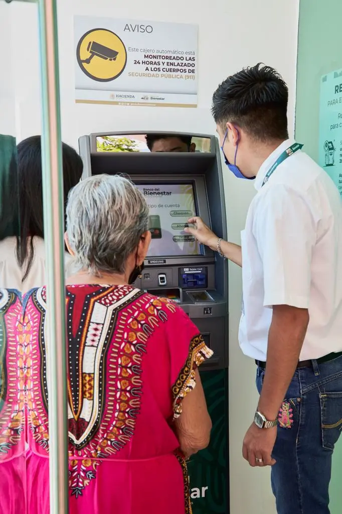 Si necesitas ayuda en el retiro del efectivo de tu apoyo acude al personal del Banco del Bienestar. Foto: Gobierno de México Si necesitas ayuda en el retiro del efectivo de tu apoyo acude al personal del Banco del Bienestar. Foto: Gobierno de México