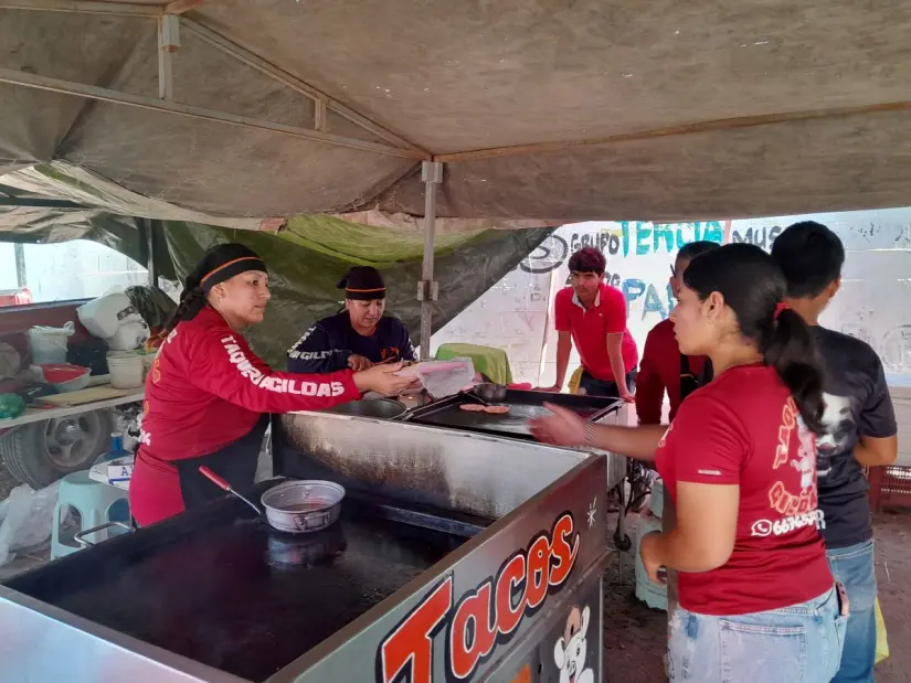 Servicio y buena sazón con carne de puerco asada y selecta