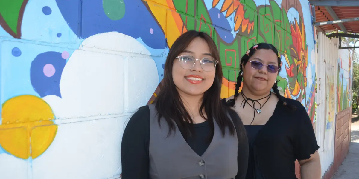 ¡Arte con raíces y corazón! Heidi y Dania llenan de color la entrada de la escuela primaria que se ubica en la colonia Buenos Aires en Culiacán. Foto: Juan Madrigal