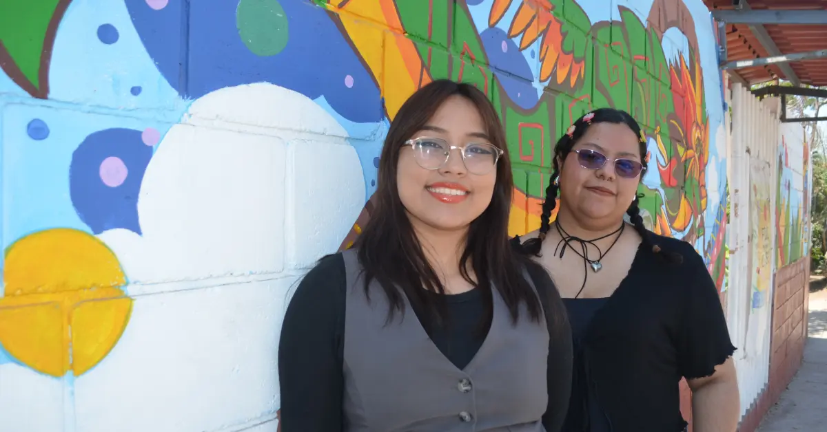 Heidi y Dania embellecen la Primaria Hermanos Flores Magón en Culiacán con un mural cultural que fomenta la Paz