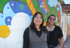 Heidi y Dania embellecen la Primaria Hermanos Flores Magón en Culiacán con un mural cultural que fomenta la Paz
