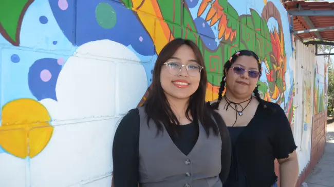¡Arte con raíces y corazón! Heidi y Dania llenan de color la entrada de la escuela primaria que se ubica en la colonia Buenos Aires en Culiacán. Foto: Juan Madrigal