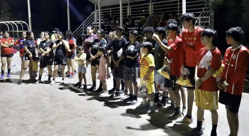 En la colonia CNOP, los torneos de fútbol 5 organizados en la emblemática canchita reunieron a jóvenes y familias en jornadas emocionantes llenas de entrega y valores.  Foto: IMDEC