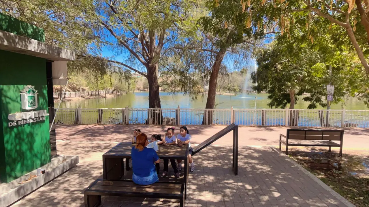 La Biblioteca Urbana del Parque Culiacán 87 es un rincón de lectura y encuentro donde personas de todas las edades disfrutan de los libros en un ambiente seguro y acogedor.