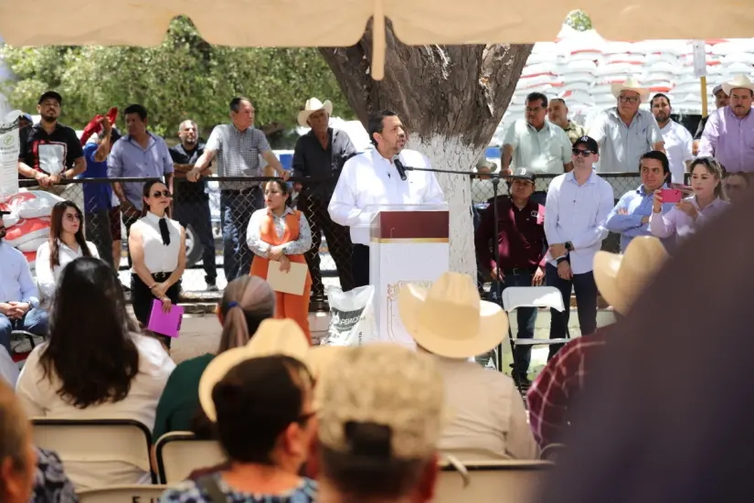 Inicia entrega de Fertilizantes para el Bienestar 2025 en Sinaloa; beneficiará a 53 mil productores 53 mil productores sinaloenses se beneficiarán con la entrega de fertilizantes. Foto: Cortesía