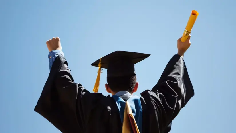 Rafael Aguirre, un migrante mexicano de 82 años, se gradúa en Texas Los estudiantes latinos han aumentado significativamente en universidades estadounidenses. Foto: Unsplash