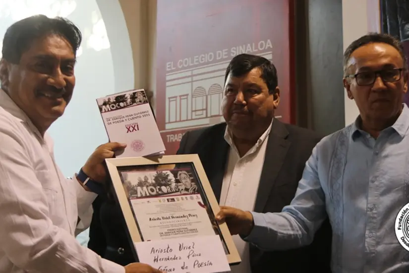 imagen recuadro Ariosto Hernández recibe su premio como ganador del Premio Nacional Dr. Enrique Peña Gutiérrez, en la categoría de Poesía.