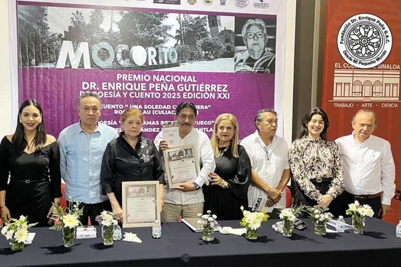 imagen recuadro Los ganadores, Rosy Palau y Ariosto Hernández, posan para la foto junto a los integrantes de la Fundación Dr. Enrique Peña Gutiérrez.