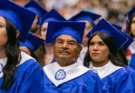 "Nunca es tarde para aprender": Rafael Aguirre, el migrante mexicano de 82 años que se graduó como técnico en Texas