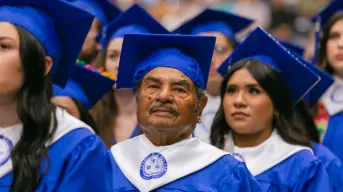 “Nunca es tarde para aprender”: Rafael Aguirre, el migrante mexicano de 82 años que se graduó como técnico en Texas