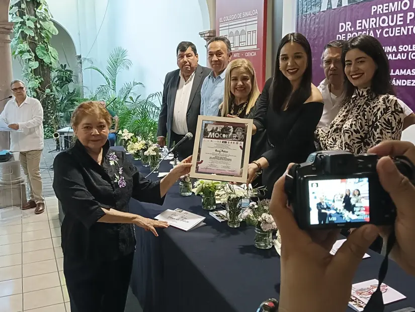 imagen recuadro Rosy Palau recibe su premio como ganadora del Premio Nacional Dr. Enrique Peña Gutiérrez 2025, en la categoría de Cuento, por su obra