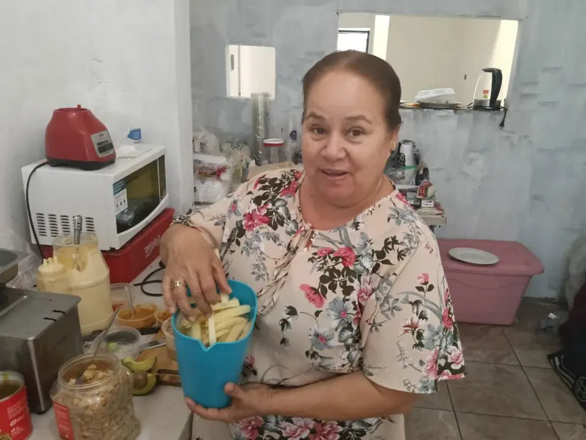 Lety prepara sus alimentos con mucha dedicación. Lety prepara sus alimentos con mucha dedicación.