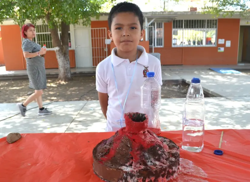 Feria de Ciencias Leones Víctor Manuel demostrando su “Volcán” y compartiendo su conocimiento con los asistentes a la feria. Foto: Juan Madrigal