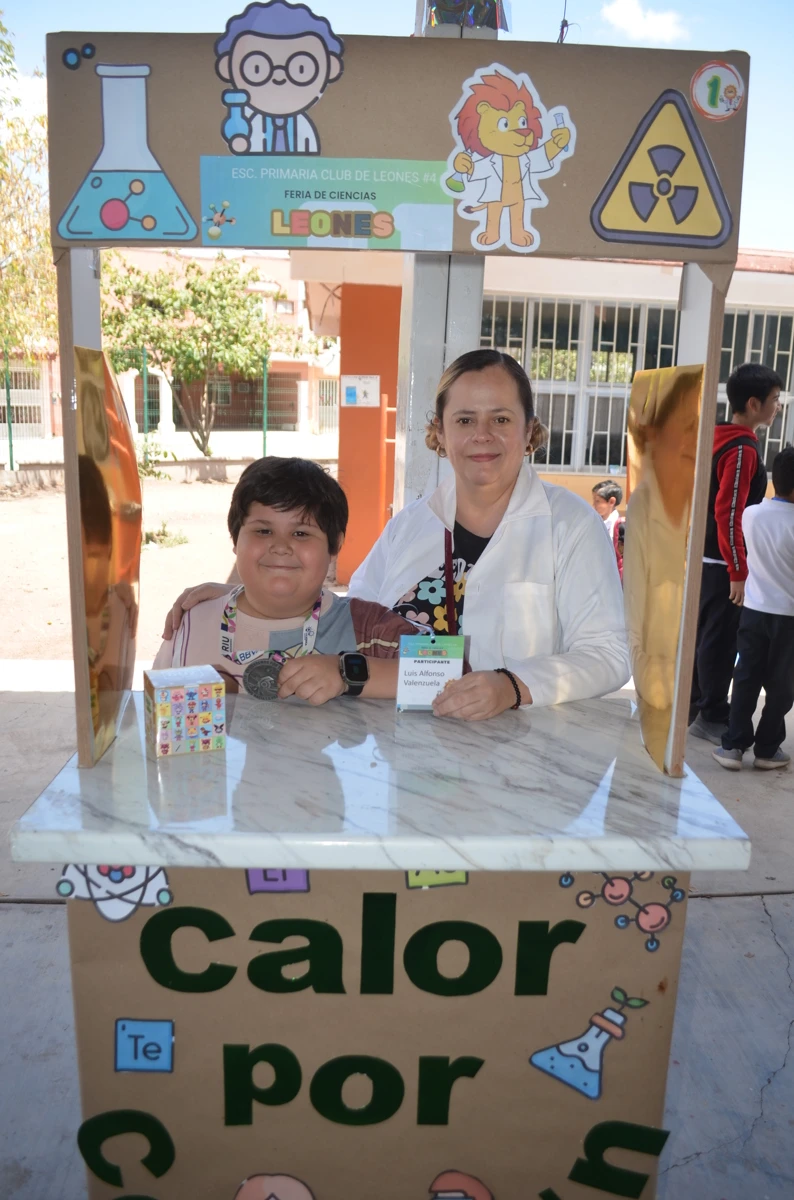 Luis Alfonso mostró su experimento “Calor por convicción”, que impresionó con su creatividad científica. Foto: Juan Madrigal
