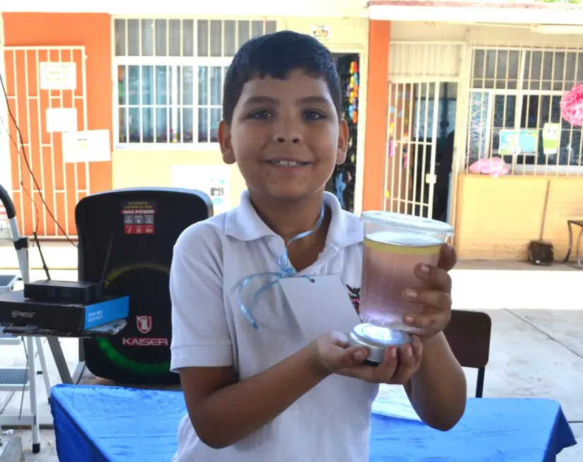 Feria de Ciencias Leones Ángel David participó con su innovador proyecto “Lámpara de fuego”, que fue apoyado por su abuelito Rosendo. Foto: Juan Madrigal