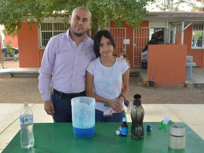 Feria de Ciencias Leones .Carolina con su experimento “El agua de la lluvia”, mostró su creatividad y comprensión científica. Recibió apoyo de su maestro Jared Castañón. Foto: Juan Madrigal