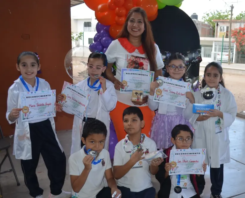 Feria de la Ciencia Leones Rocío Mercedes Félix Zazueta, fue reconocida por promover la mayor participación de estudiantes en la Feria de Ciencias. Foto: Juan Madrigal