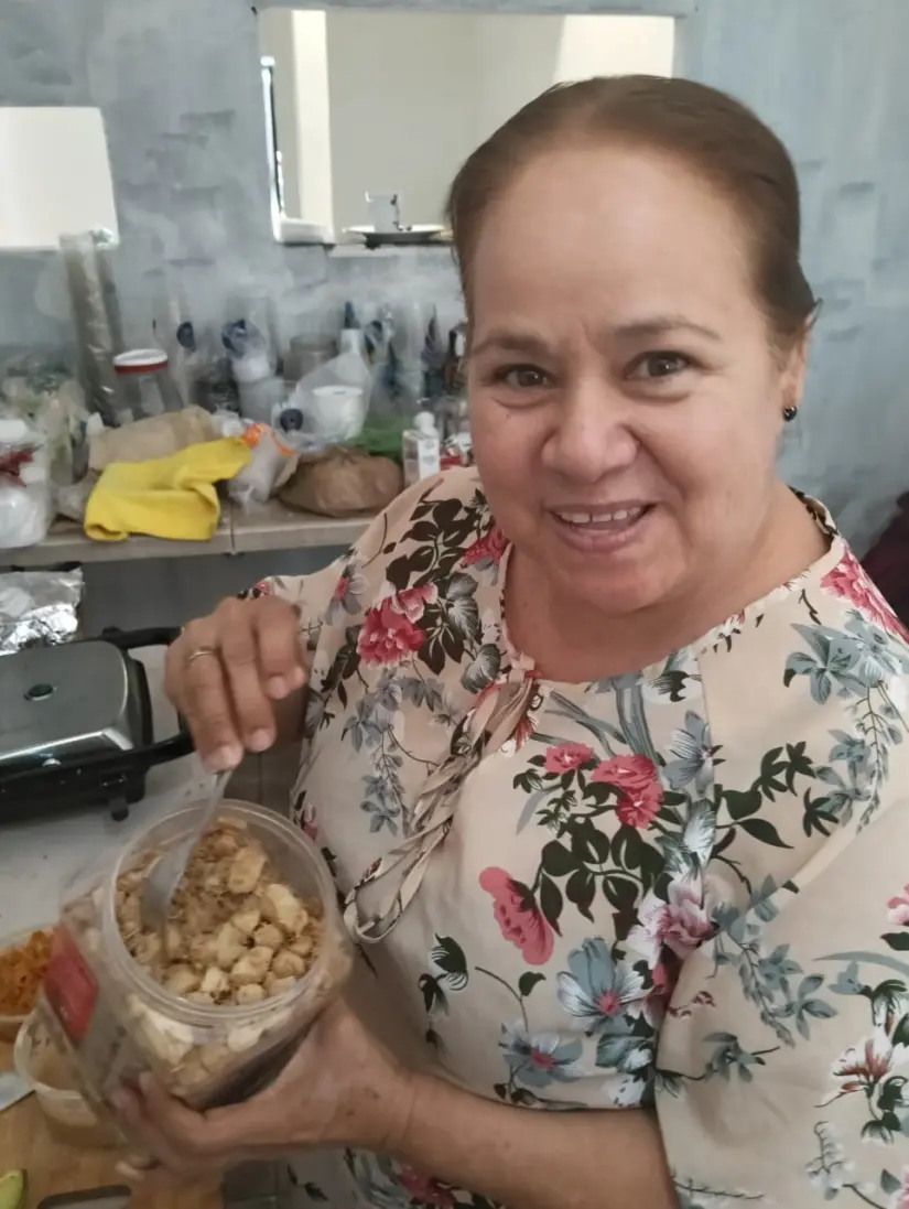 Muy trabajadora Lety da lo mejor de sí misma, cada día. Muy trabajadora Lety da lo mejor de sí misma, cada día.