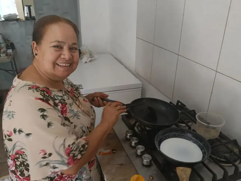 Lety prepara deliciosos platillos para sus clientes. Lety prepara deliciosos platillos para sus clientes.