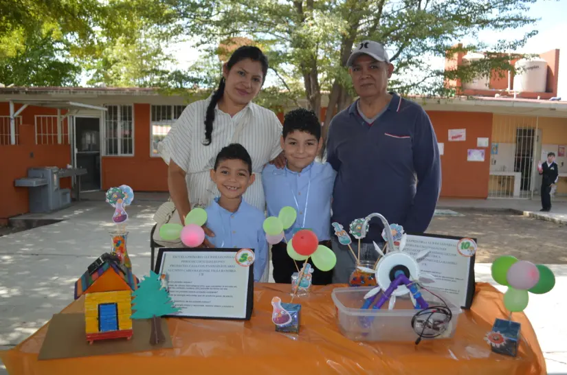 Feria de Ciencias Leones Los hermanos Carlos Leonel presentaron su proyecto “Casa con paneles solares” y Ulises Antonio sorprendió con su “Generador Hidráulico de Energía Eléctrica”. Agradecen a su tío Juan José por el gran apoyo recibido en la creación de los fantásticos proyectos. Foto: Juan Madrigal