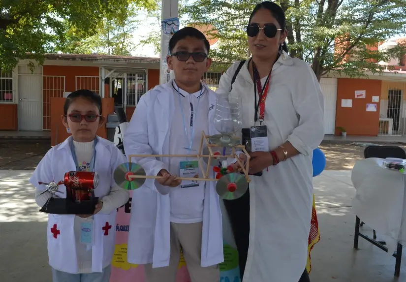 Feria de Ciencias Leones Los hermanos Nazario presentaron su proyecto ‘Carrito de agua’, mientras que María destacó con su innovadora ‘Máquina de vapor’, demostrando su talento y creatividad en la feria, gracias el apoyo de su hermana. Foto: Juan Madrigal
