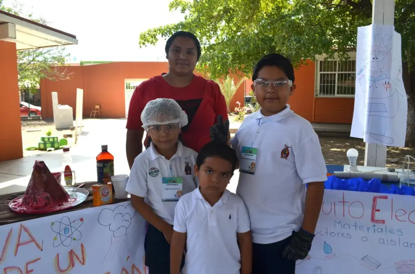 Feria de Ciencias Leones Marco Antonio creó un “Circuito eléctrico” y su hermana Angelik presentó su proyecto “Lava de un volcán”, ambos demostrando su ingenio y habilidad en la feria. Foto: Juan Madrigal