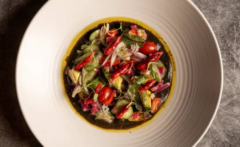 Menú para el Festival de Bichos, aguachile negro con acocil. Foto: cortesía Menú para el Festival de Bichos, aguachile negro con acocil. Foto: cortesía.