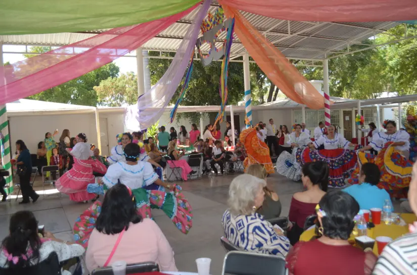 Celebran con alegría y orgullo la coronación de Eva I y Víctor I en el CDI No. 2 en Culiacán Con música, vals y tambora, el CDI No. 2 celebra a su nueva realeza en un evento lleno de emociones. Foto: Juan Madrigal
