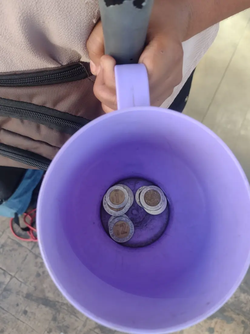 Confiando en la buena voluntad de los culiacanenses, Cristian sale a cantar a cambio de unas monedas. Confiando en la buena voluntad de los culiacanenses, Cristian sale a cantar a cambio de unas monedas.