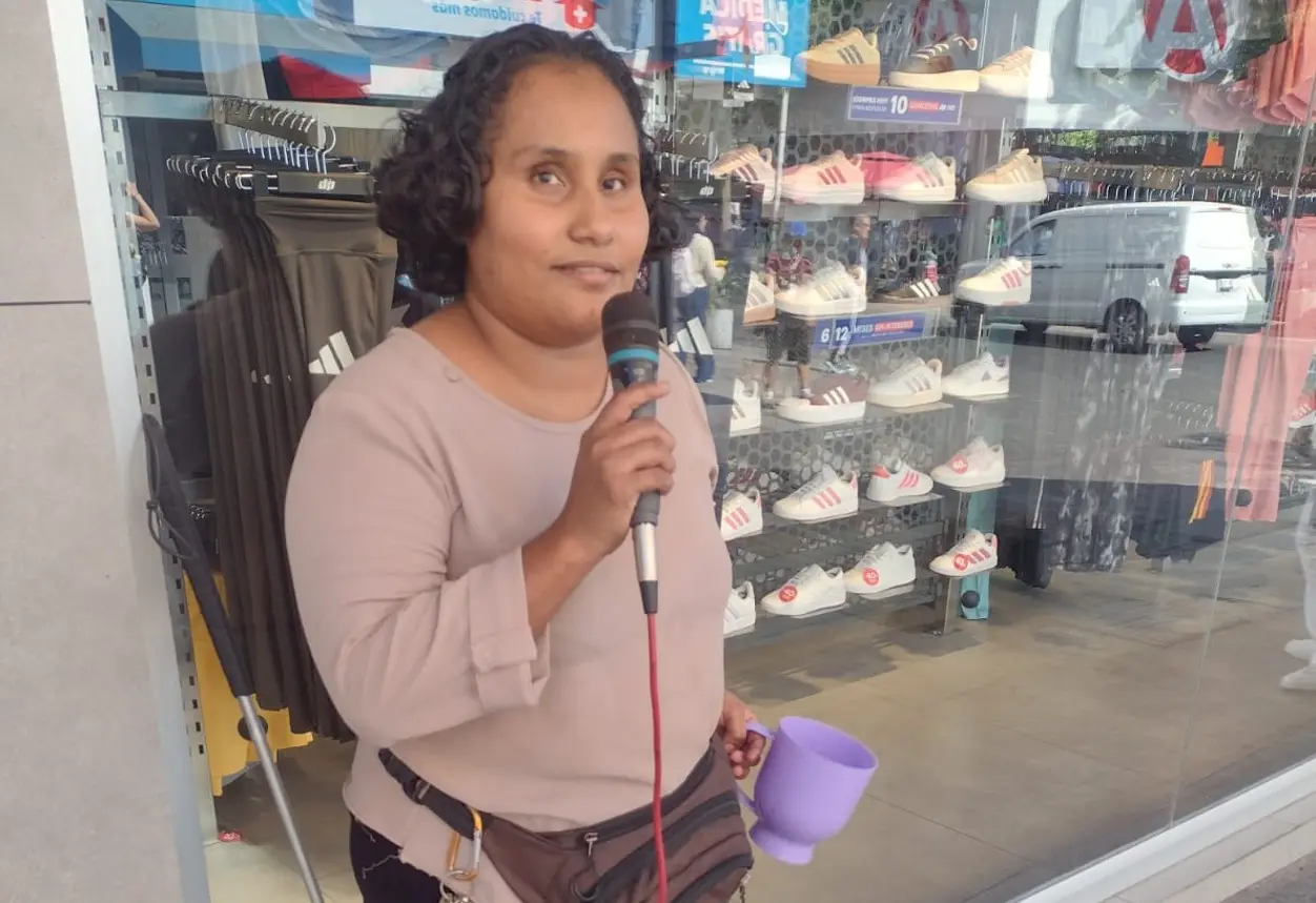 Diariamente Cristian sale de su hogar cargada de su bocina y un micrófono para compartir su talento a cambio de unas monedas.