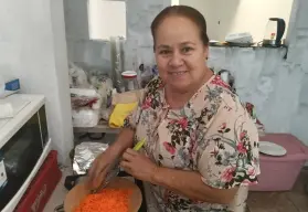 Doña Lety es una mujer que trabajó de intendente y hoy destaca en la cocina del Centro de Culiacán