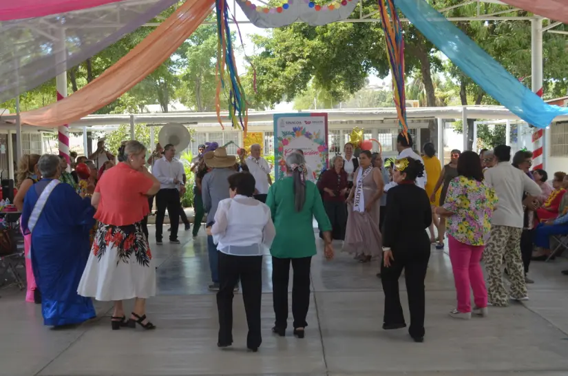 Celebran con alegría y orgullo la coronación de Eva I y Víctor I en el CDI No. 2 en Culiacán El CDI No. 2 DIF Sinaloa enaltece el espíritu y elegancia de sus adultos mayores en emotiva coronación de Eva I y Víctor I. Foto: Juan Madrigal