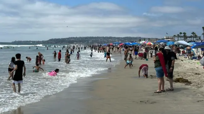 Santa Mónica tiene un famoso muelle y un vibrante parque de atracciones, con deliciosa gastronomía y sus vistas espectaculares. Todo ello lo convierten en una parada obligatoria en la costa de California. | Imágenes de Danna Guzmán