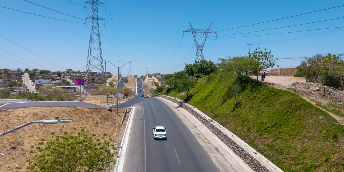 Talud ecológico transforma imagen urbana de la avenida Álvaro Obregón en Culiacán Bienestar y medio ambiente: Culiacán embellece espacios públicos en Proyecto Alfa.