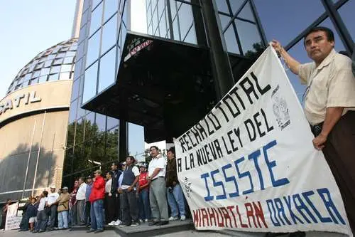 Lucha contra la ley del ISSSTE en 2007. Foto: marxismo.mx Lucha contra la ley del ISSSTE en 2007. Foto: marxismo.mx