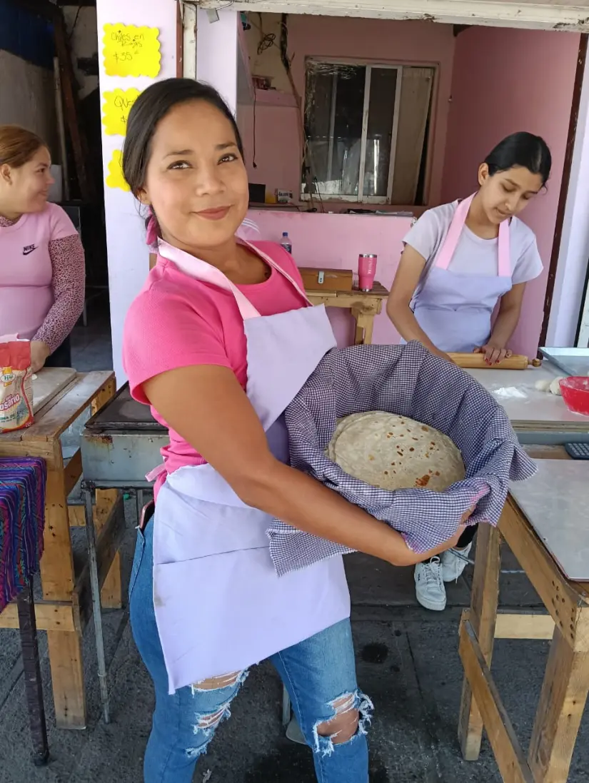 Con muy buen ánimo Yecica Noemí amasa diario la harina para sus tortillas.