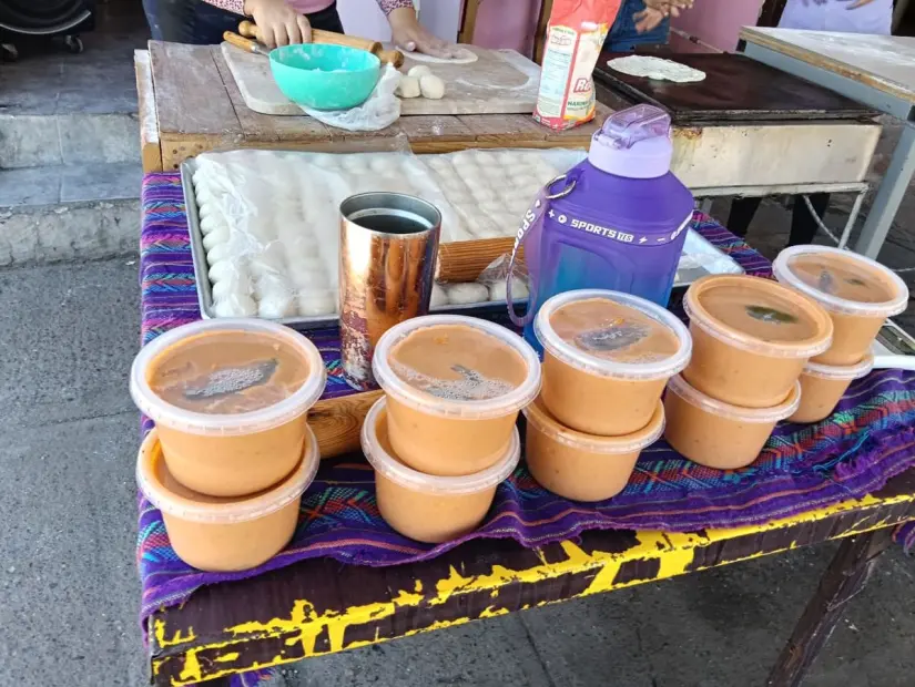 Además de las tortillas de harina, vende otros productos para acompañar sus tortillas calientitas.