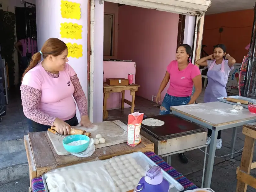 Aunque perdió a su madre, no pierde el buen ánimo  y la motivación para trabajar.